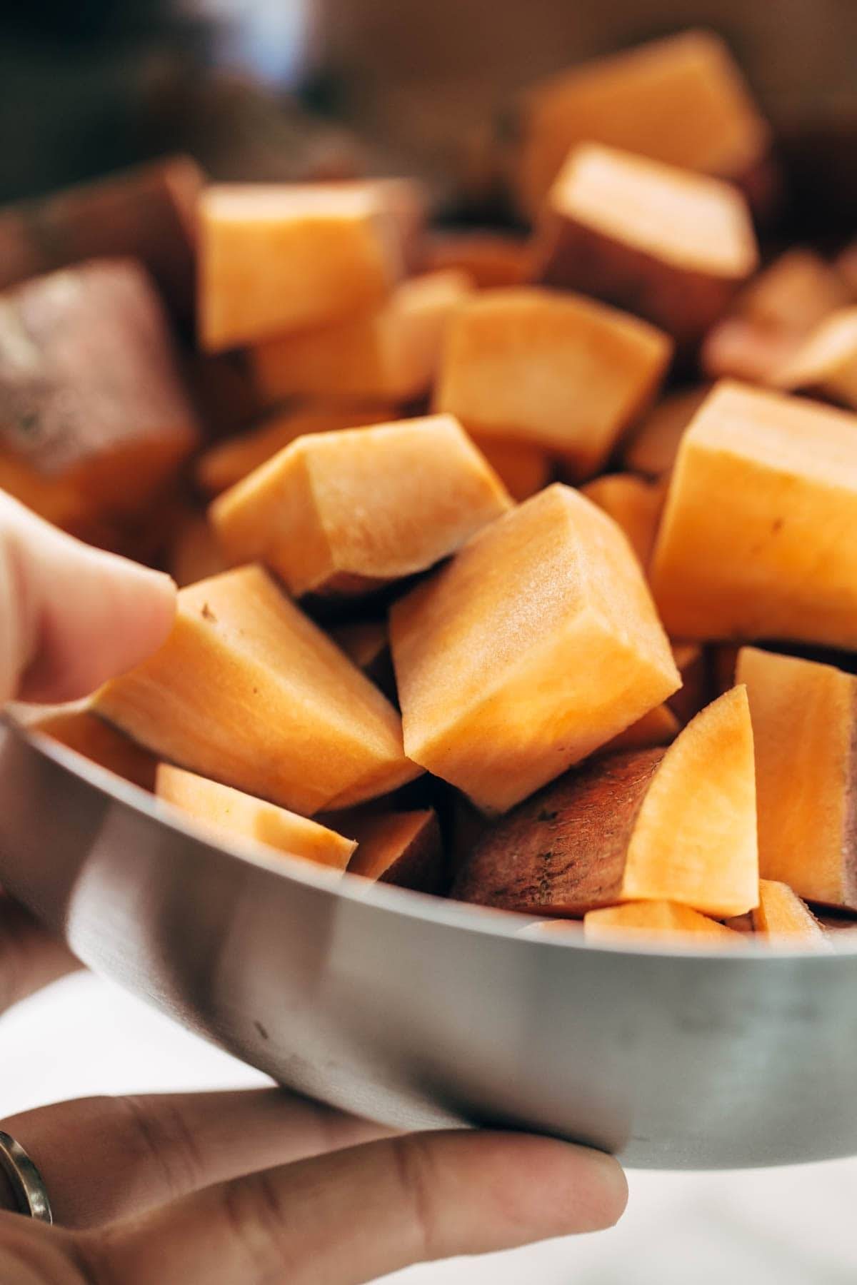 Sweet Potato Turkey Chili - just five basic ingredients for this delicious real food chili recipe! Sweet potatoes, black beans, turkey, onions, and spices. | pinchofyum.com Sweet Potato Turkey Chili - just five basic ingredients for this delicious real food chili recipe! Sweet potatoes, black beans, turkey, onions, and spices. | pinchofyum.com
